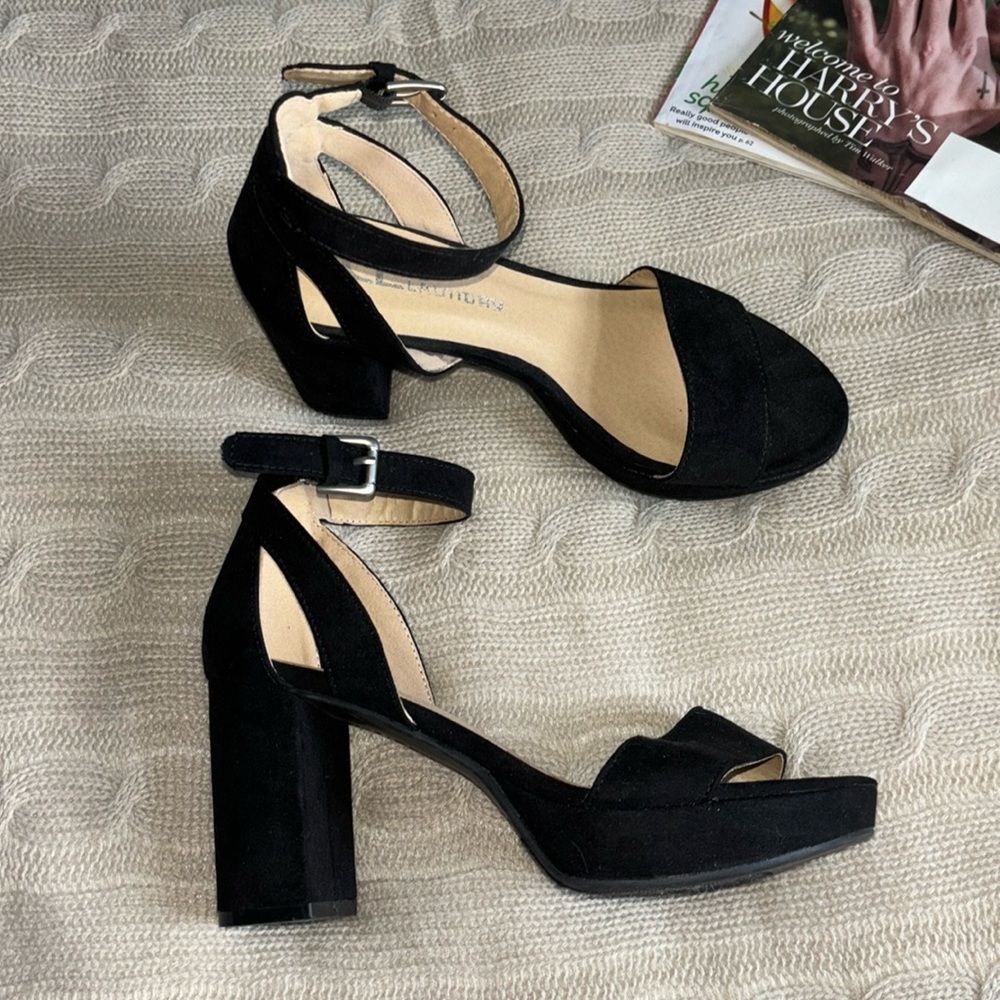 CL by Laundry faux suede pumps- size 6